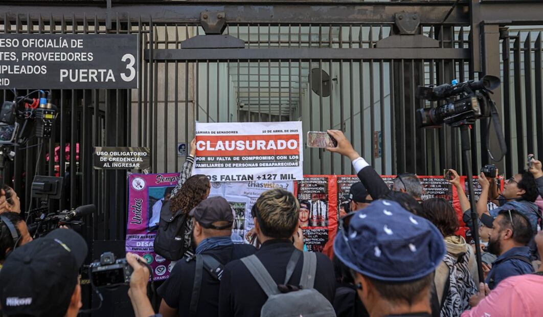 Colectivos de madres buscadoras realizaron una clausura simbólica del Senado por negar crisis de desaparecidos, el jueves 10 abril de 2025. Foto Gabriel Pano/EL UNIVERSAL
