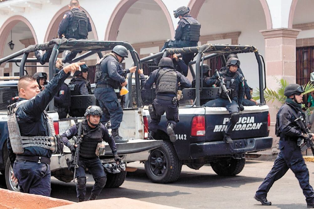 El Plan Integral de Seguridad en Michoacán, cuya segunda etapa inició ayer, buscará que todos los agentes municipales sean debidamente capacitados y que aprueben los exámenes de control de confianza. Foto: CHARBELL LUCIO. EL UNIVERSAL