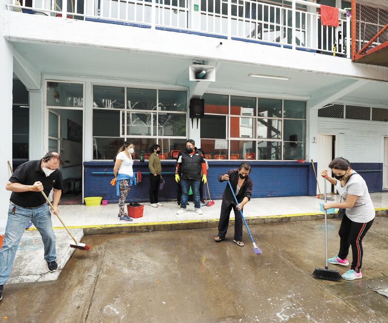 Padres de familia de la Escuela Primaria General Francisco Menéndez, en Benito Juárez, iniciaron las labores de limpieza de patio, salones y áreas verdes. Foto: DIEGO SIMÓN. EL UNIVERSAL