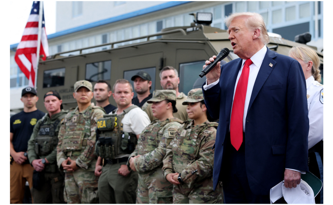 El presidente de los Estados Unidos, Donald Trump, visita las instalaciones operativas de la Policía de Parques de los Estados Unidos en Anacostia el 21 de agosto de 2025 en Washington, DC. Foto: AFP