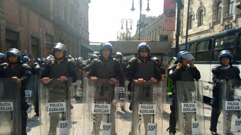 Granaderos vigilan accesos al Zócalo y al Monumento a la Revolución