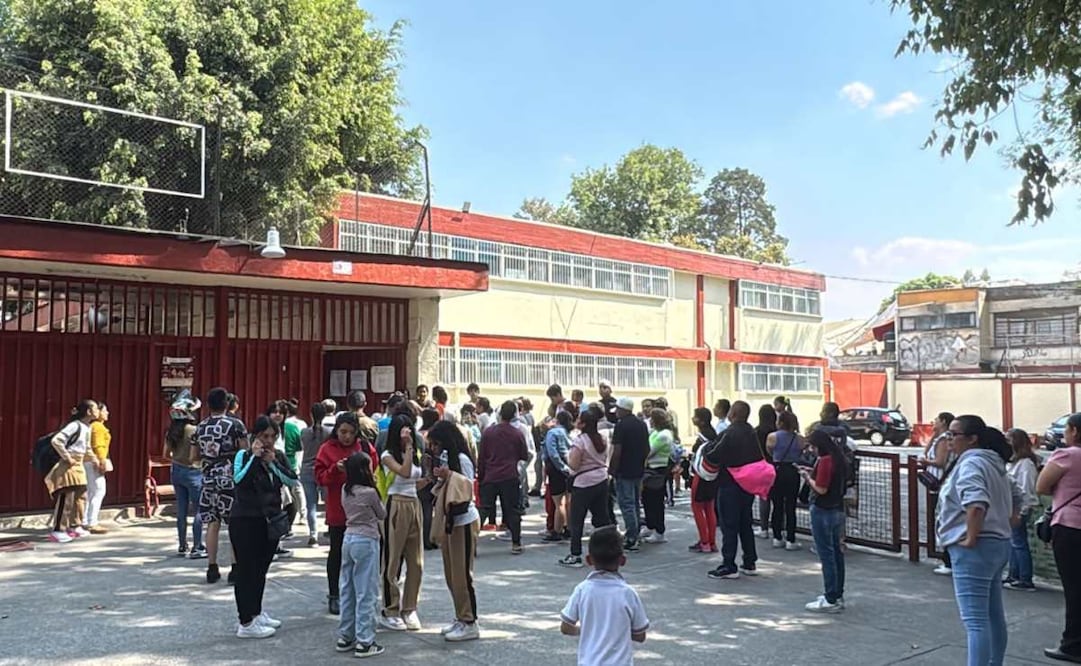 Reporte de estudiante con presunta arma de fuego en secundaria de Azcapotzalco causa movilización policiaca; no hay lesionados.
Foto: Juan Carlos Williams.