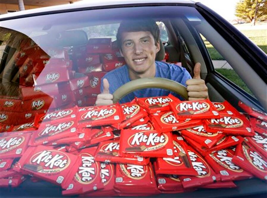 Hunter Jobbins recibió 6 mil 500 barras de chocolate Kit Kat (AP)
