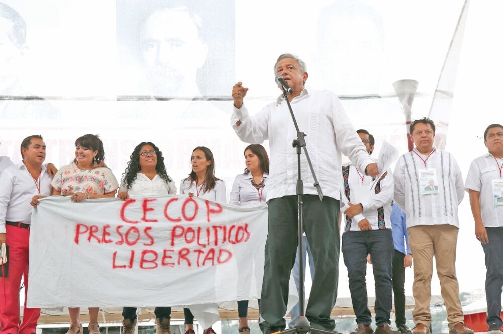 De gira por Guerrero, el presidente electo, Andrés Manuel López Obrador, aseguró que cumplirá su compromiso de investigar lo sucedido con los 43 normalistas de Ayotzinapa desaparecidos y que dará especial atención a esa entidad. Foto: YADÍN XOLALPA.