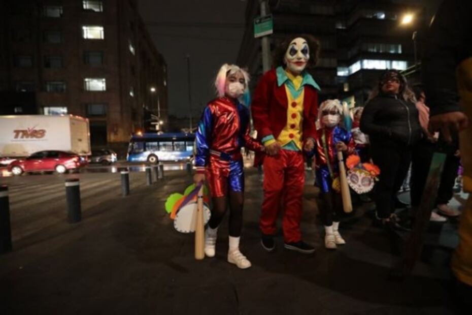 Sin cubrebocas ni caretas, piden "calaverita" en el centro de la CDMX