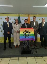 PRD pide a Peña Nieto presentar bodas gay como iniciativa preferente