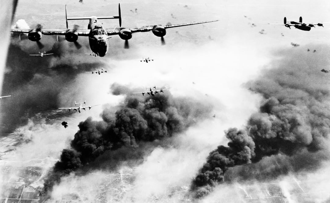 Aviones estadounidenses, 1944. El 8 de noviembre de 1942, el columnista Porfirio Hernández “Fígaro” sostuvo que los apagones debían ser sorpresa, pues “el enemigo no avisa cuando va a iniciar su rociada de balas destructoras de vidas. El apagón no sólo muestra el horror de la guerra, también afina los sentidos”. Foto: Wikimedia Commons.