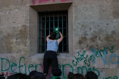Chilenas se suman a protesta feminista en Palacio Nacional