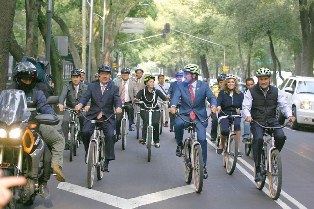 A la izquierda, Emilio Gamboa, coordinador de la bancada del PRI en el Senado (en primer plano, a la izq.), encabezó una rodada de legisladores de su partido (FERNANDO RAMÍREZ. EL UNIVERSAL)