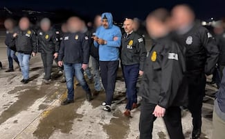 Medios en EU difunden nuevas fotos de Nicolás Maduro; ABC News lo muestra esposado y bajo custodia de la DEA