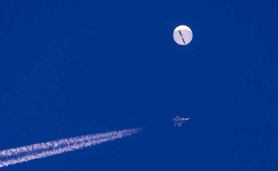 Globo vuela sobre el océano Atlántico, cerca de la costa de Carolina del Sur. Foto: AP 