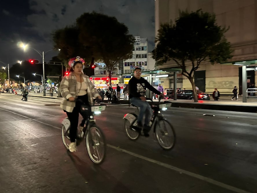 Paseo nocturno en bicicleta con temática de disfraces, de la Fuente de Petróleos a la Plaza Tlaxcoaque. Fotos: Abril Ángulo