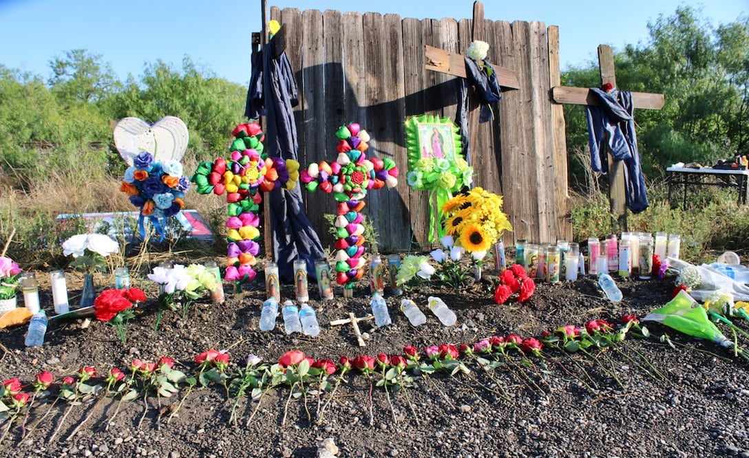 Ofrenda en el lugar donde se encontró un tráiler con migrantes adentro, en las afueras de San Antonio, Texas, el 27 de junio, donde más de 50 personas murieron. Foto: archivo/EL UNIVERSAL