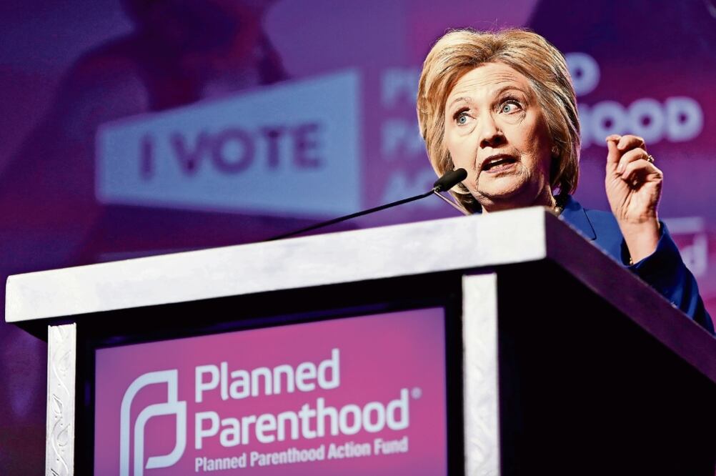 La aspirante demócrata a la presidencia de EU, Hillary Clinton, durante su discurso ante la organización Planned Parenthood, en el que aseveró que el magnate representa un riesgo para los derechos de las mujeres (GARY CAMERON. REUTERS)