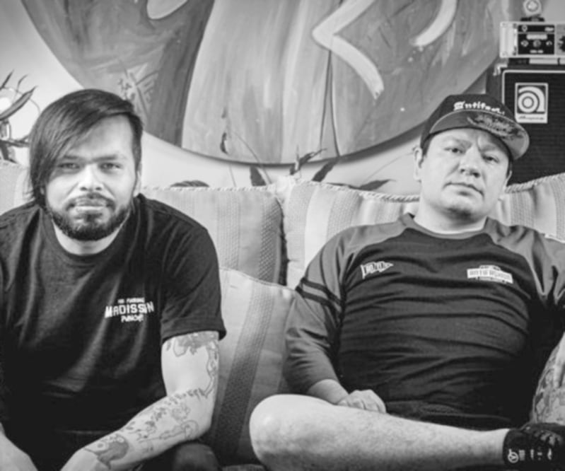 A Mario López y Rodrigo Miranda, integrantes del colectivo Screams Of No Nation, se les ocurrió apoyar a familias con niños con cáncer a través de despensas; lo hicieron junto a Fundación Chocho. Fotos: Cortesía