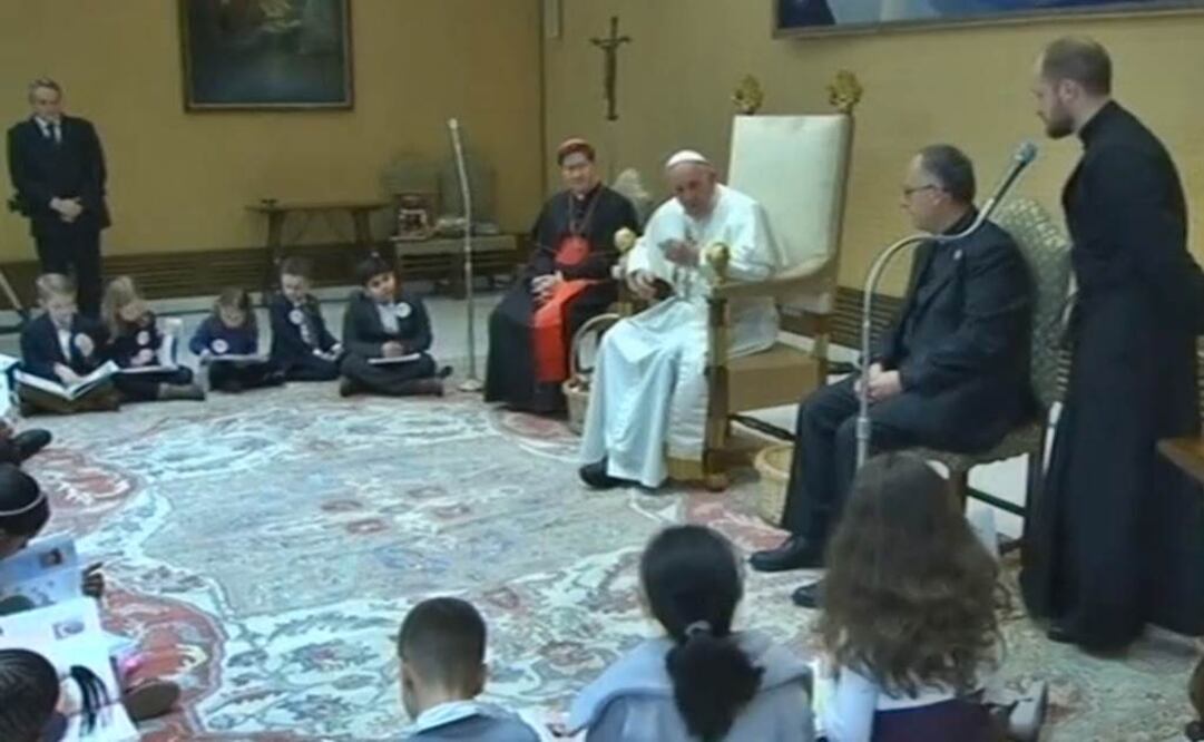 ¿Qué hacía Dios antes de crear el mundo?, preguntan niños al Papa