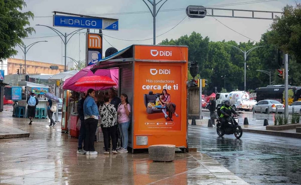 Recomiendan a la población portar paraguas o impermeable y no arrojar grasas o basura en el drenaje. | Foto: Osmar Alvarado | El Universal.