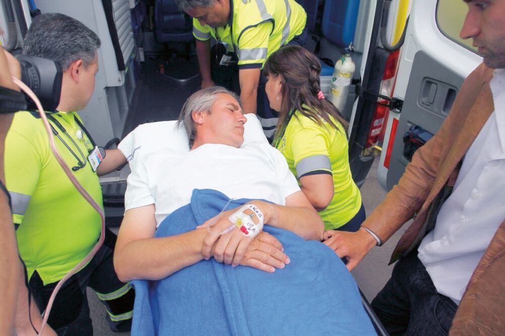 El senador chileno Fulvio Rossi, durante su traslado en camilla desde el hospital regional de Iquique a una clínica privada, ayer, tras ser agredido (ALEX DÍAZ. EFE)