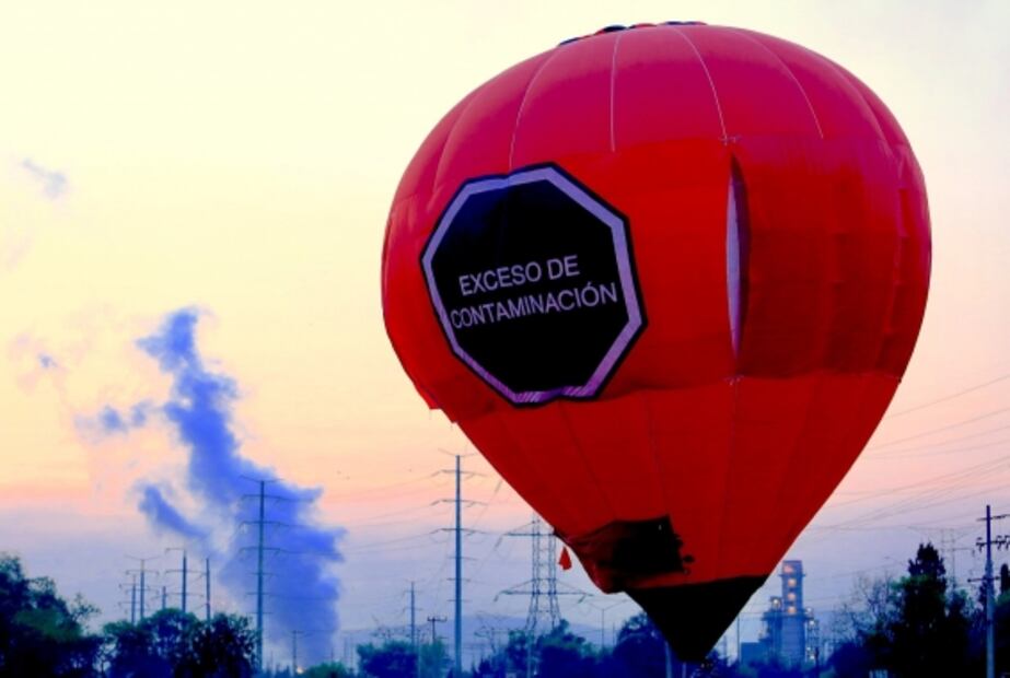 Uno no usa cubrebocas y otro quiere ponérselo a los reporteros