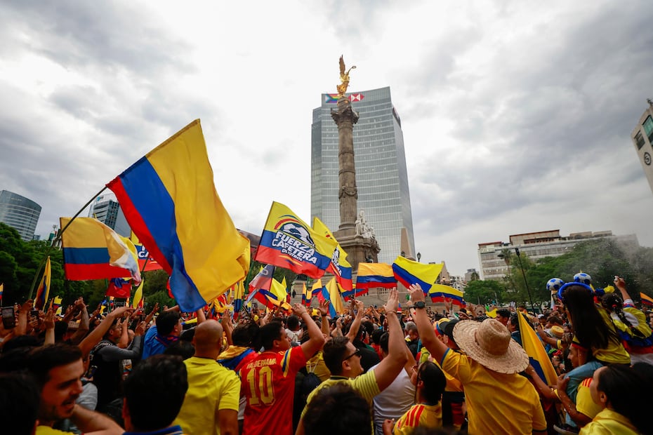 Aficionados de Colombia se congregan en el Ángel de la Independencia. FOTO: DIEGO SIMÓN SÁNCHEZ/ EL UNIVERSAL