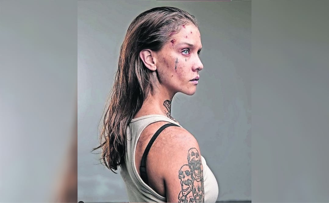 El cambio de su personaje, quien fue arrastrada al mundo de las drogas por un hombre, fue extremo: tatuajes, mugre y piel y uñas maltratadas. Foto: VIX