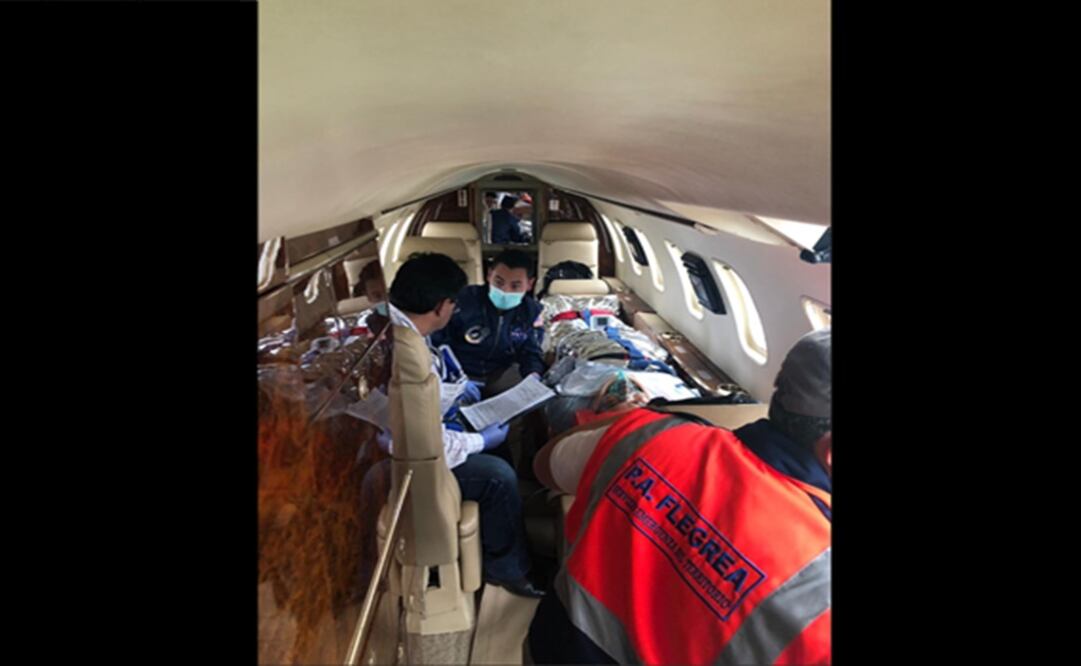 En la fotografía difundida por el gobernador de Veracruz se muestra el traslado de un herido en un avión oficial. Foto: Tomada de Twitter de @CuitlahuacGJ