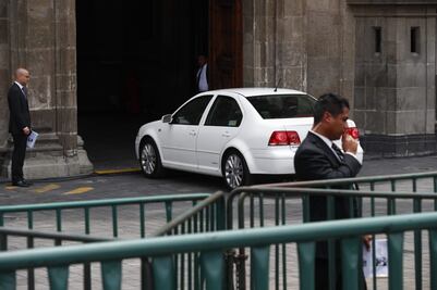 Llegan AMLO y su gabinete a Palacio Nacional previo a reunión con Peña Nieto