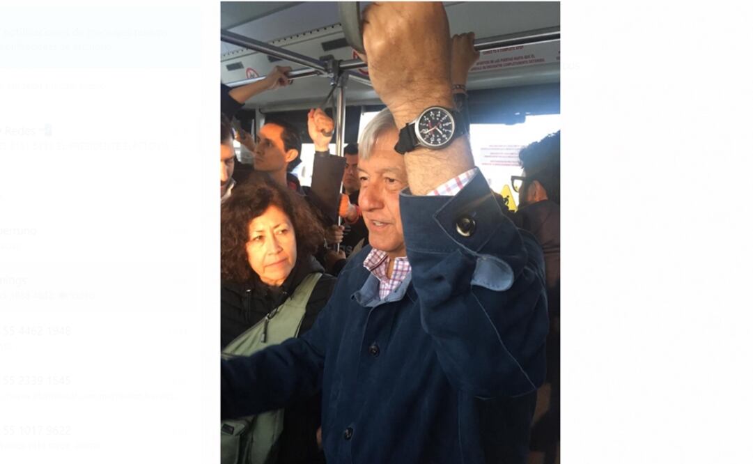 Al presidente electo, Andrés Manuel López Obrador, se le vio portando un reloj sin marca con el logotipo de Morena. Foto: Misael Zavala