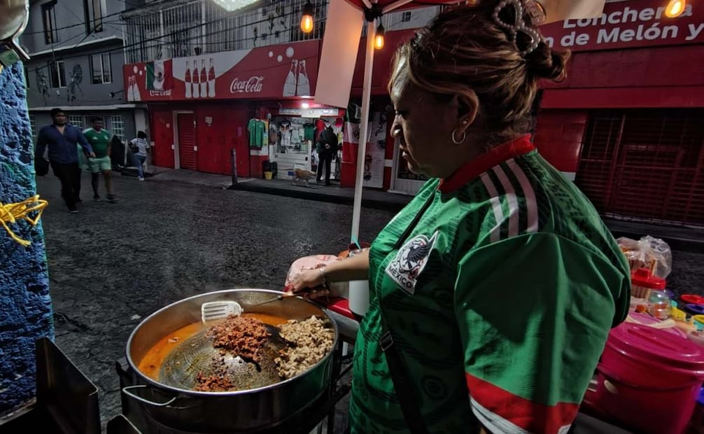 Entre porras y antojitos, Santa Úrsula hace su partido; vecinos aprovechan la afluencia para instalar puestos.
Foto: Arantxa Meave