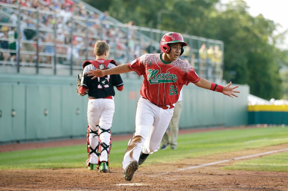 Raúl León festeja al anotar la carrera del triunfo, tras batazo de Zaragoza (MATT SLOCUM. AP)