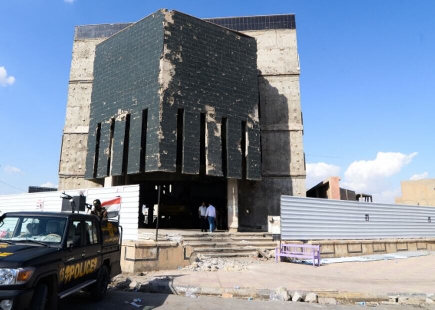 Hallan sacos de billetes bajo escombros del Banco Central de Mosul en Irak