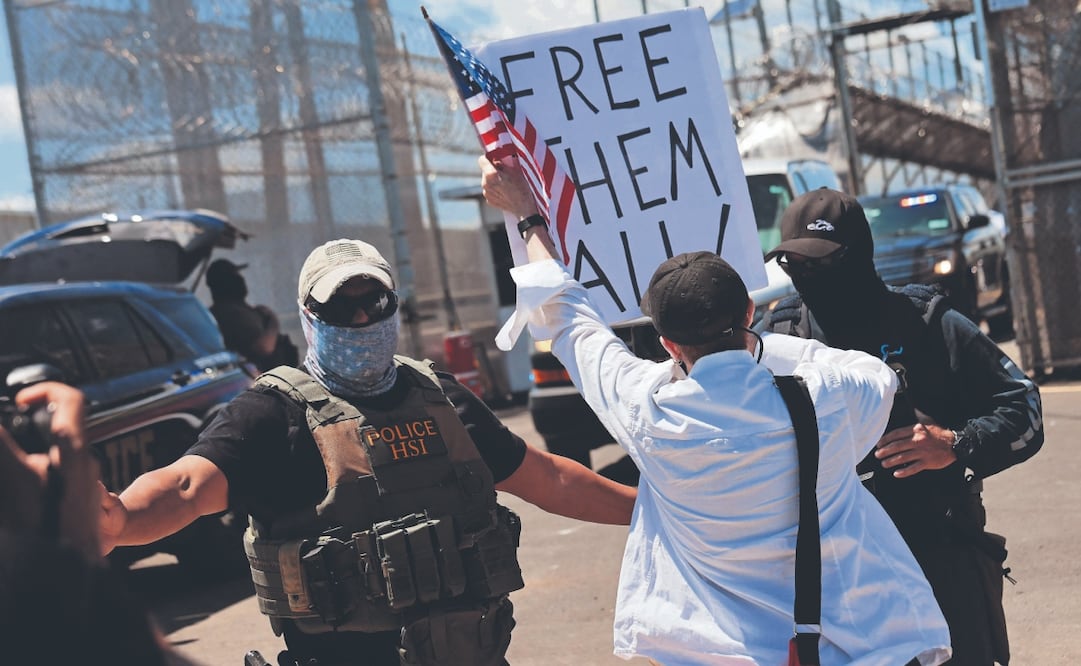 Agentes del Servicio de Inmigración y Control de Aduanas, frente a manifestantes a las afueras del centro de detención de migrantes Delaney Hall en Newark, Nueva Jersey. Foto: Michael M. Santiago/ AFP