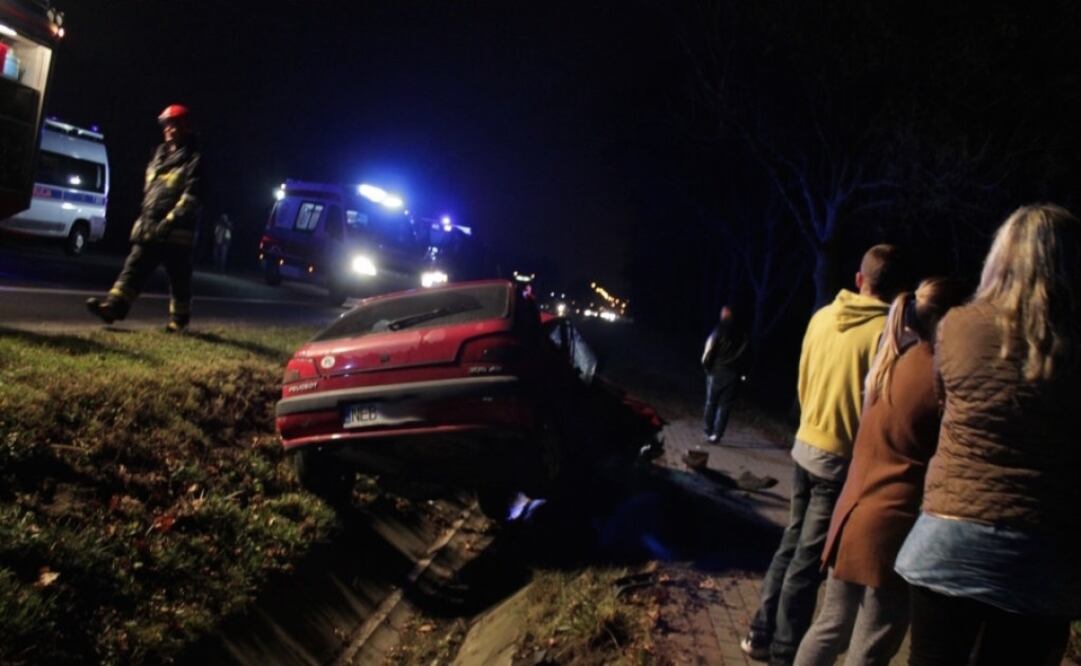 Exceso de velocidad lo hace perder el control; mueren dos