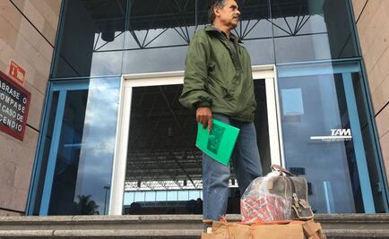 Pasajeros piden uso de fuerza pública contra normalistas