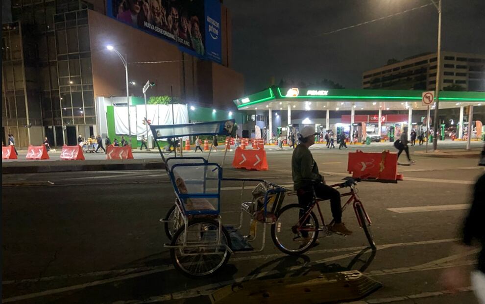 Motociclistas y ciclistas eléctricos han comenzado a ofrecer traslados informales a los transeúntes varados por el plantón que mantienen normalistas en Paseo de la Reforma e Insurgentes, en la Ciudad de México, el jueves 5 de junio de 2025. Foto: Juan Carlos Williams /EL UNIVERSAL