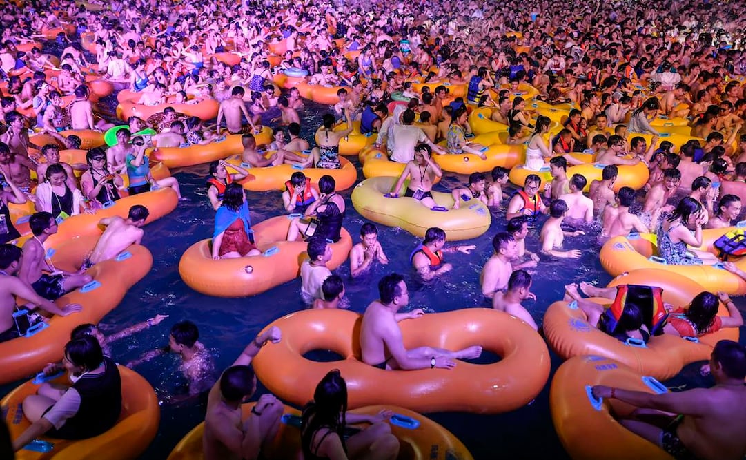 Una macrofiesta de música tecno en un parque acuático en Wuhan (Fotos: AFP)
