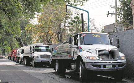 Sheinbaum va contra desabasto de combustible; anuncia que pipas compradas en sexenio de AMLO pasarán de Sedena a Pemex
