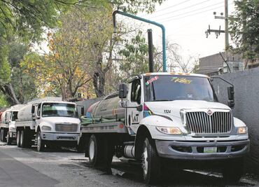Sheinbaum va contra desabasto de combustible; anuncia que pipas compradas en sexenio de AMLO pasarán de Sedena a Pemex