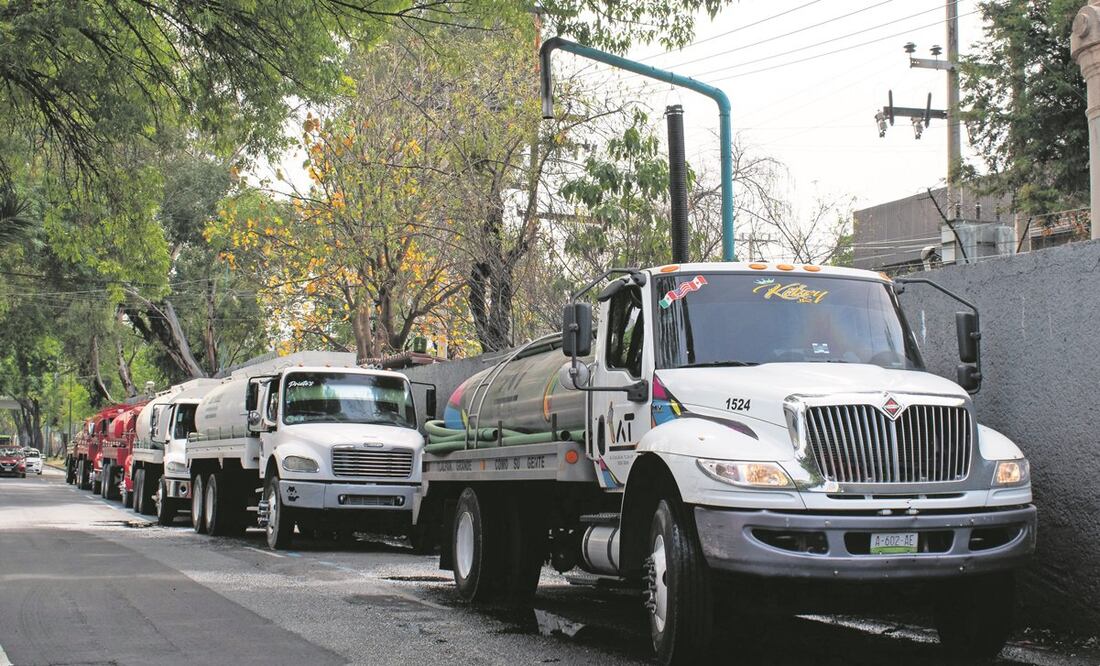 En las garzas del Sistema de Aguas de la Ciudad de México (Sacmex), el arribo de pipas públicas y privadas, así como de camiones cisterna para abastecerse es constante y, en algunas, se observan largas filas de vehículos en espera de su turno. Foto: ABRIL ANGULO. EL UNIVERSAL
