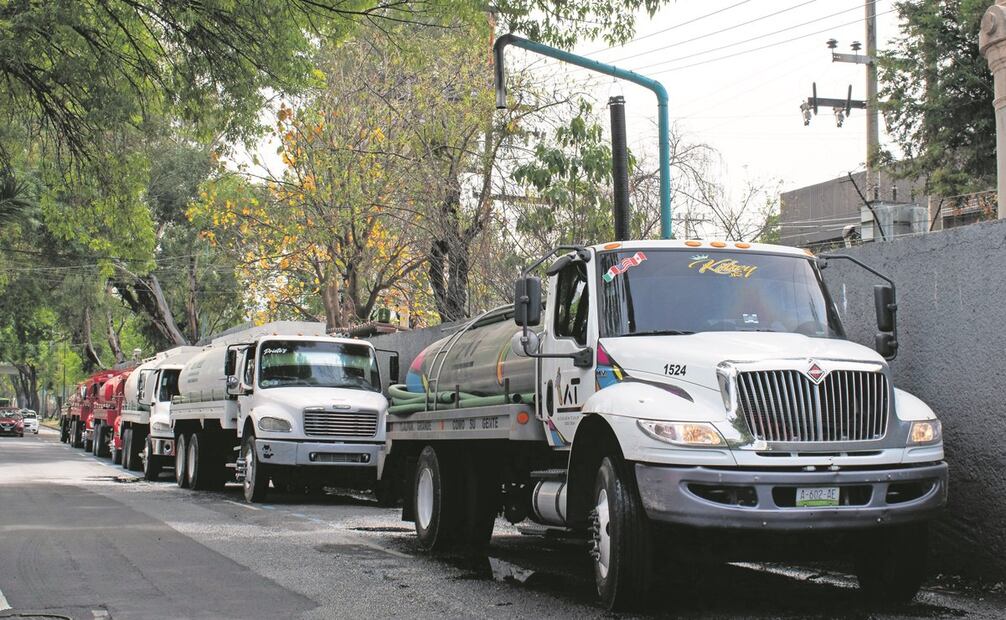 En las garzas del Sistema de Aguas de la Ciudad de México (Sacmex), el arribo de pipas públicas y privadas, así como de camiones cisterna para
abastecerse es constante y, en algunas, se observan largas filas de vehículos en espera de su turno. Foto: ABRIL ANGULO. EL UNIVERSAL