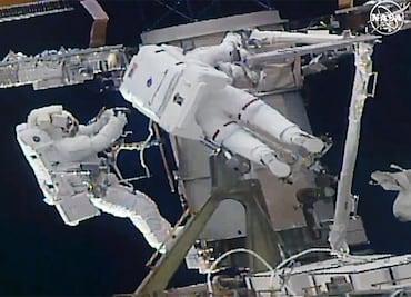 En caminata espacial, astronautas trabajan para modernizar sus paneles solares