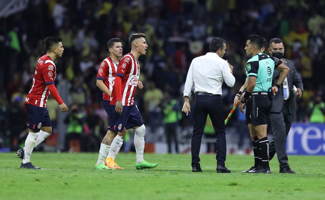 Miembros de Chivas reclamando al árbitro Adonai Escobedo - FOTO: Imago7