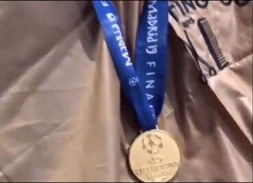 El jugador del Liverpool que llevó su medalla de la Champions League al peluquero