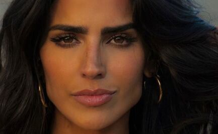 Bárbara de Regil deslumbra en pantalones blancos efecto piel