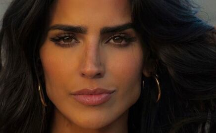 Bárbara de Regil deslumbra en pantalones blancos efecto piel