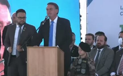 Bolsonaro pone a un niño con un fusil de juguete como "ejemplo de civilidad"