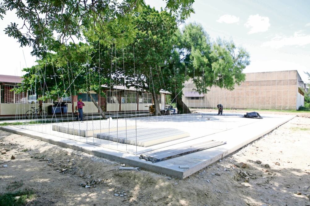 Según contratos, la construcción de cuatro salones en una secundaria de Matías Romero costará un millón 600 mil pesos, es decir, 400 mil pesos cada una. (MARIO ARTURO MARTÍNEZ. EL UNIVERSAL)