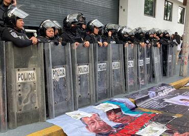 Víctimas de delitos piden justicia y destitución de Ernestina Godoy; policías las repliegan