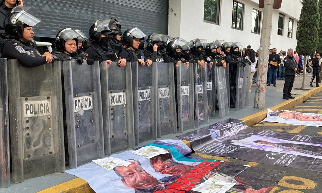 Policías resguardan la FGJCDMX. FOTO: Gaspar Betancourt/ EL UNIVERSAL/
