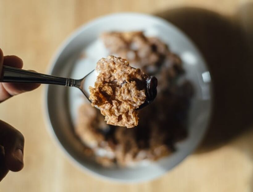 ¿Es malo cenar cereal con leche?
